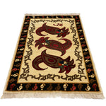 シーラーズ産ギャッベ。唐辛子の形を思わせるボテ（ペイズリー）文様が3つ織り込まれた手織りラグ