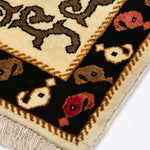 ナチュラルウールを使用した手織りギャッベ。柔らかな風合いと伝統的なボテ柄が特徴