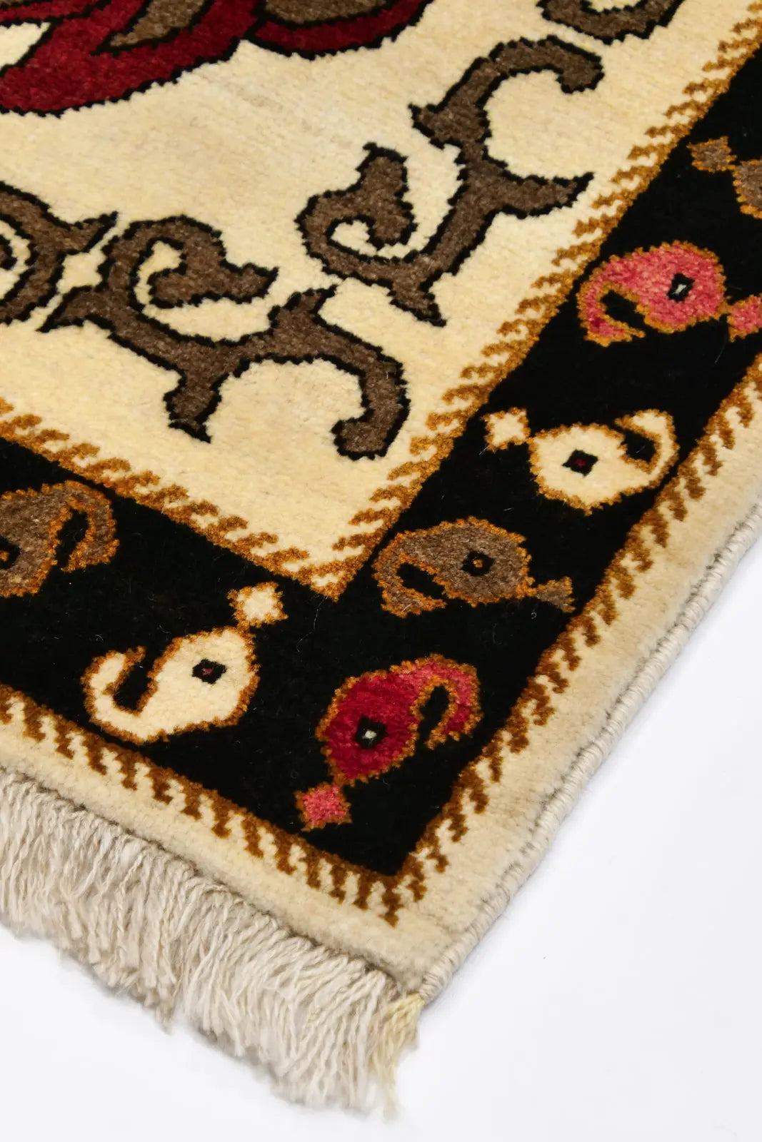 ナチュラルウールを使用した手織りギャッベ。柔らかな風合いと伝統的なボテ柄が特徴