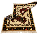 シーラーズ産ギャッベ。生成りベースに赤と茶のペイズリー文様が映える美しいラグ