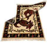 シーラーズ産ギャッベ。生成りベースに赤と茶のペイズリー文様が映える美しいラグ