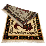 羊毛の自然な色合いが魅力のギャッベ。唐辛子のようなボテ文様が連なる伝統デザイン