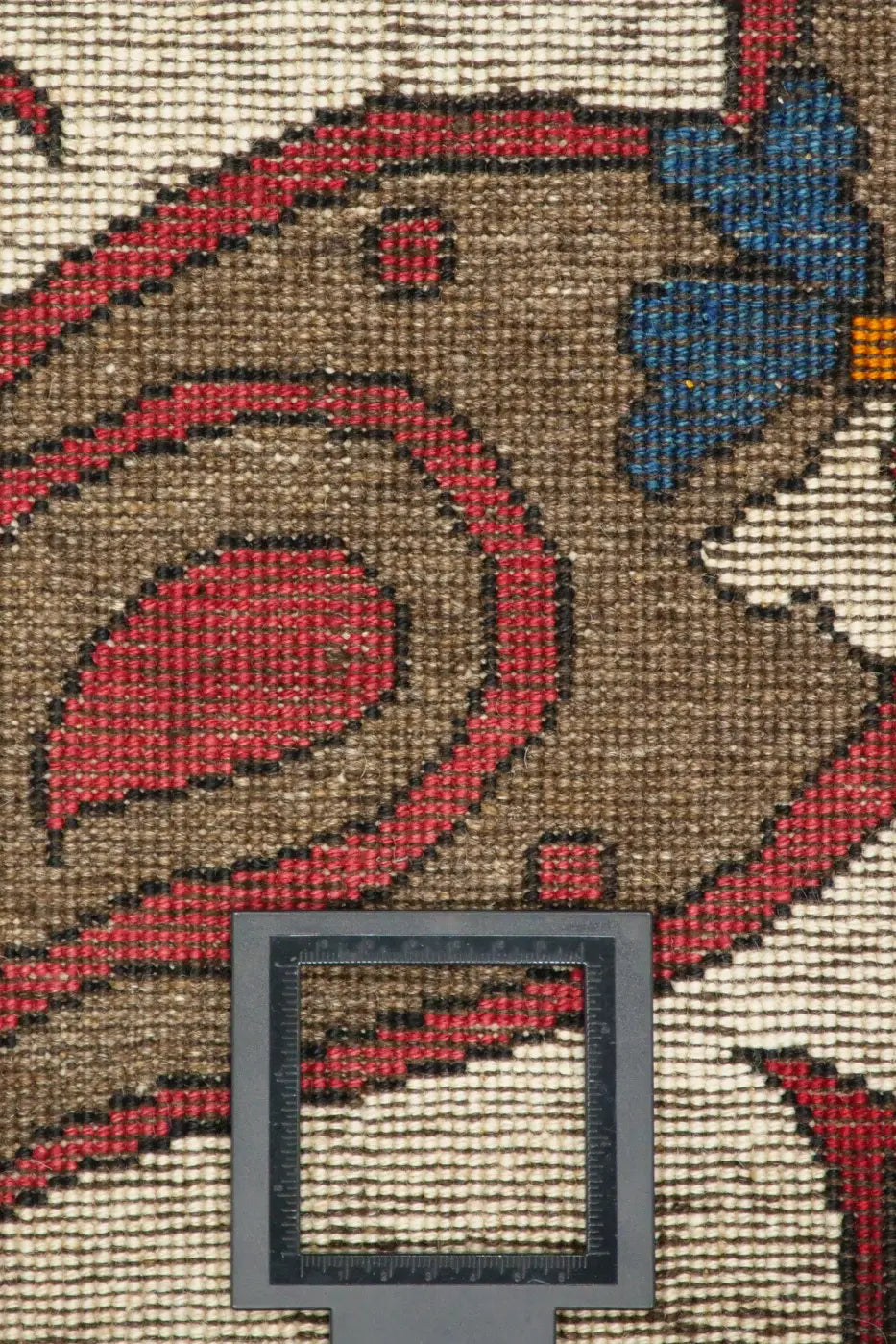 ボテ柄が美しく並ぶシーラーズ産ギャッベ。生成りと赤のコントラストが上品。