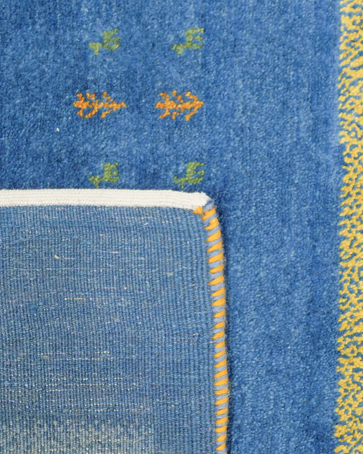 上質ウールを使用した高密度ギャッベ、ブルー基調の手織りラグ