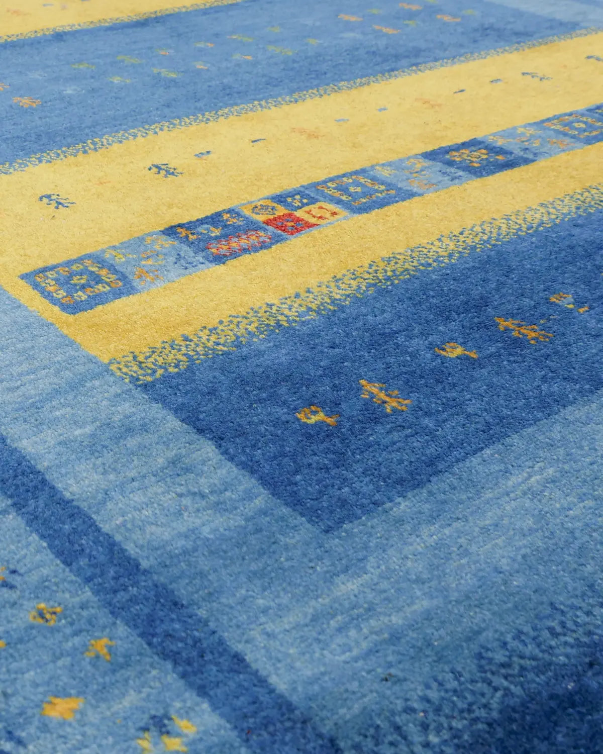 高密度で織り上げられたギャッベ ファイン、素足でも心地よいウールラグ