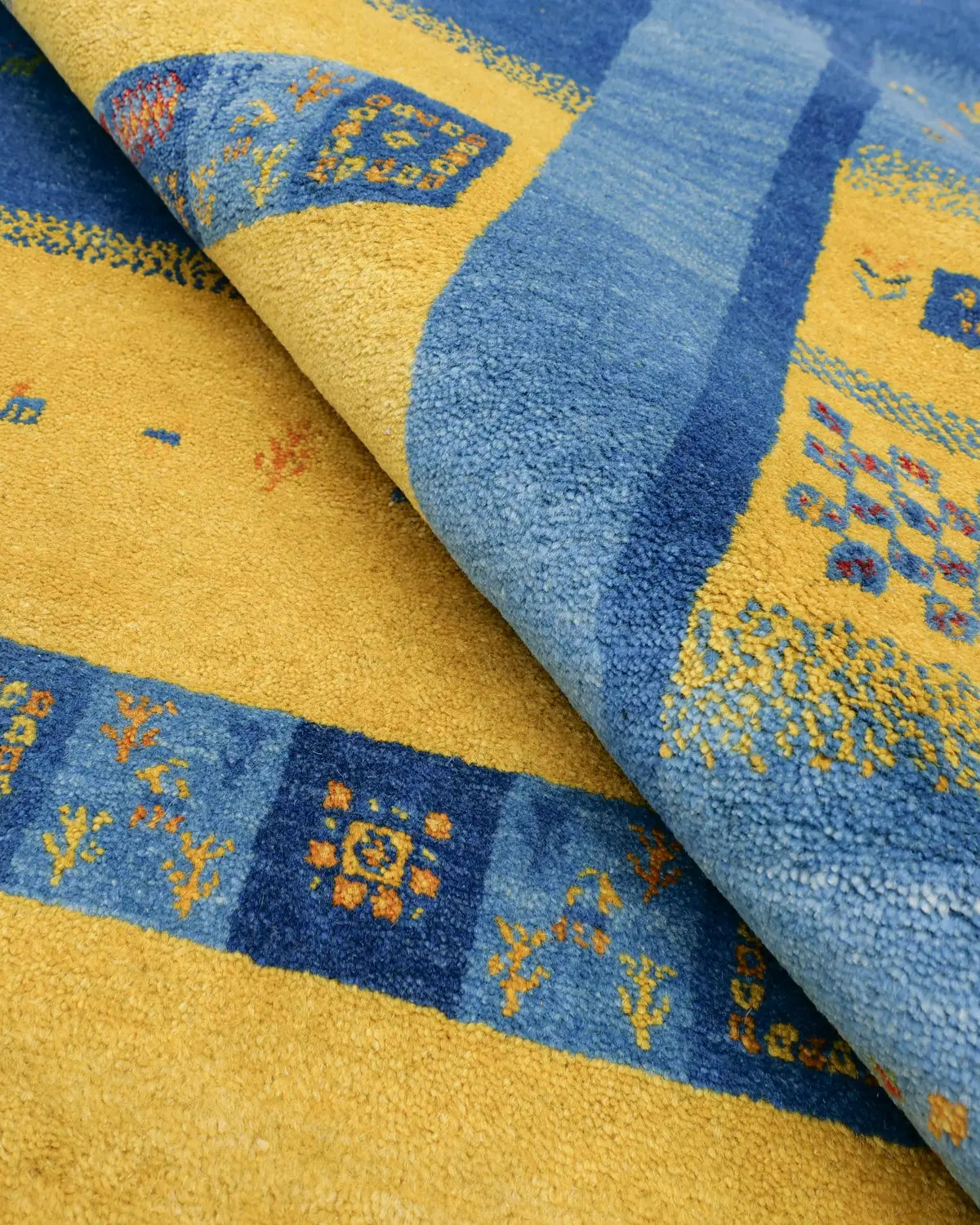 ギャッベ 手織りラグ、羊と生命の樹モチーフが特徴のシーラーズ産