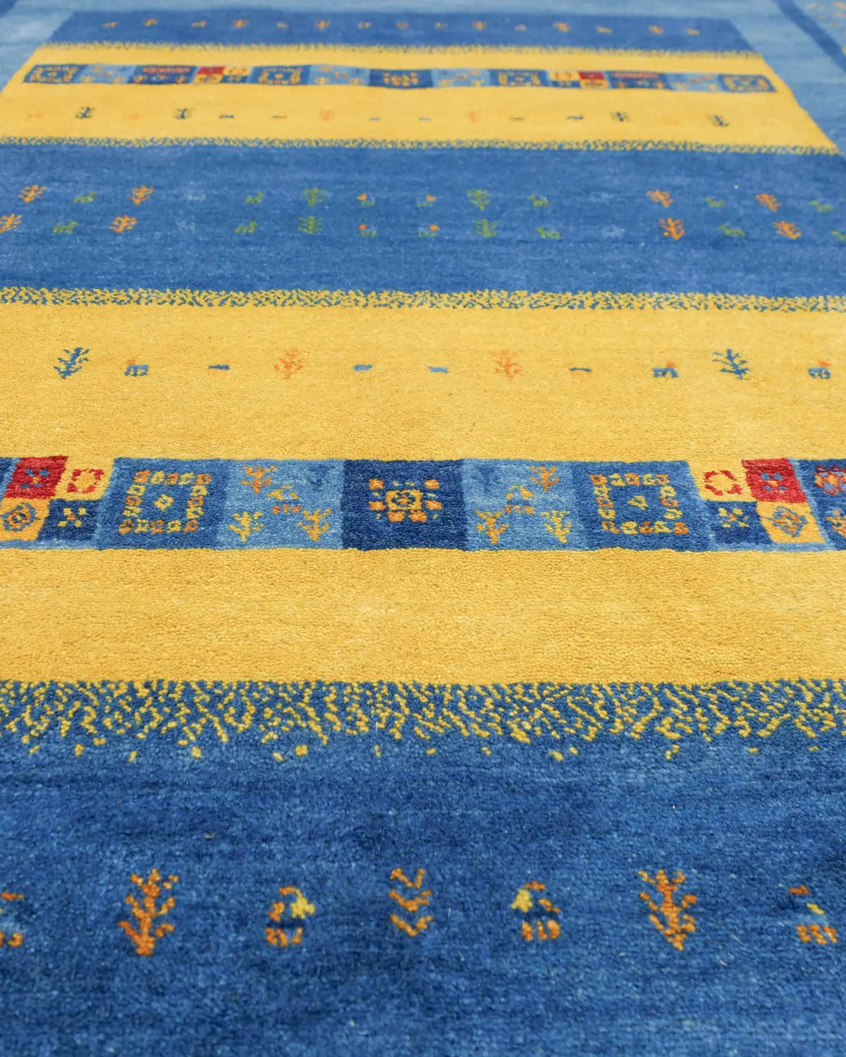 シーラーズ産ギャッベ、日常使いしやすい程よい厚みの手織りラグ