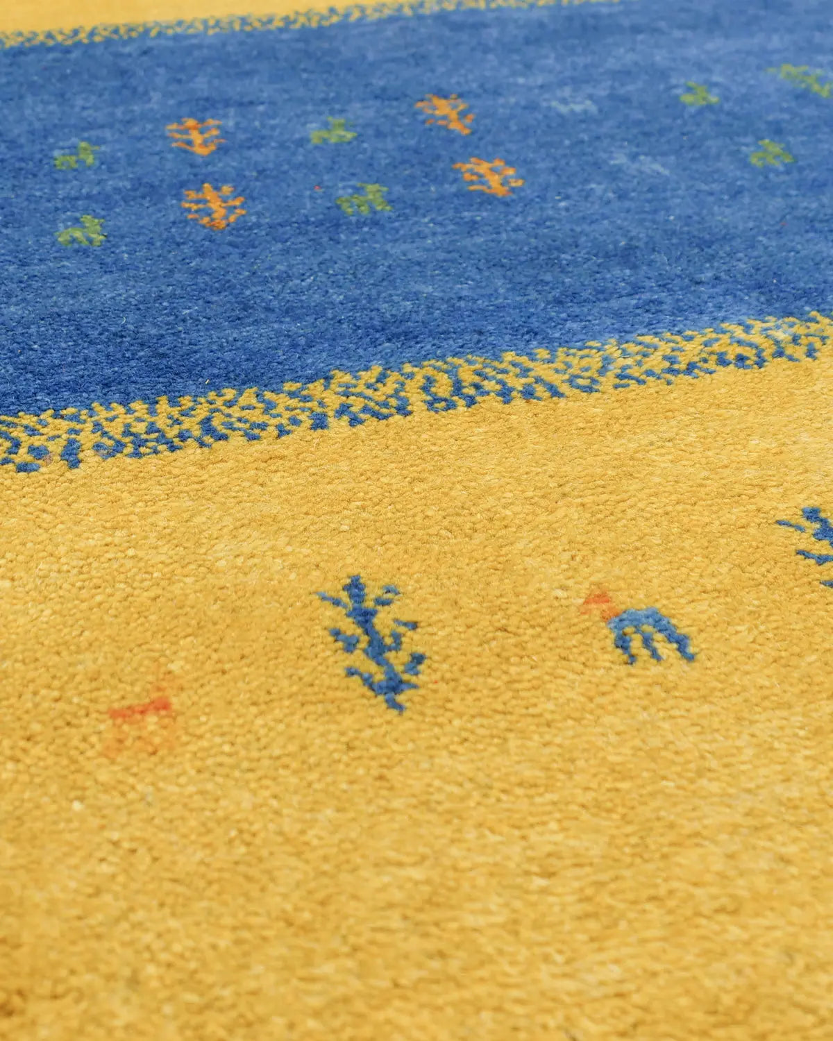 ギャッベ ファイン、爽やかなブルーカラーの大型手織りウールラグ