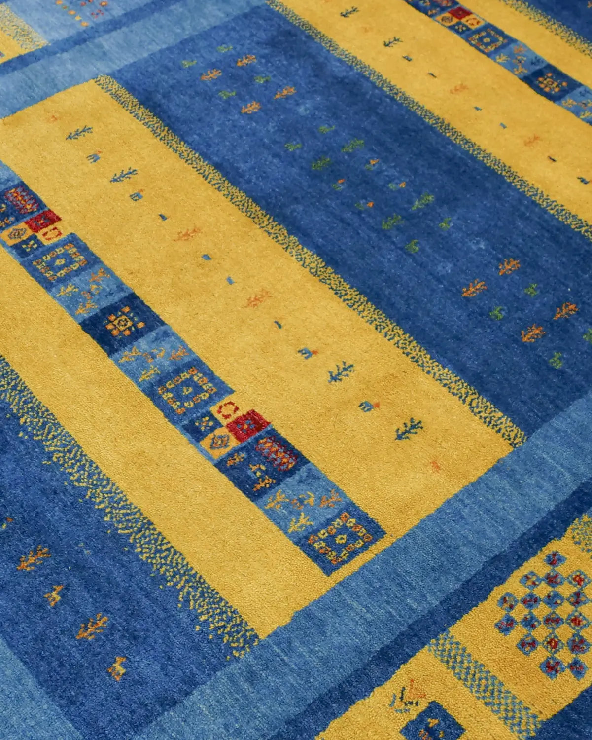 伝統文様が美しいギャッベ、シーラーズ地方の手織りウール絨毯