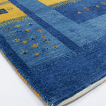 リビングに映えるギャッベ ファイン、ブルーとイエローのコントラストデザイン