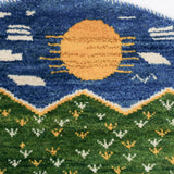 青地に黄色い太陽と白い雲を描いた円形ライオンギャッベの上端部分。