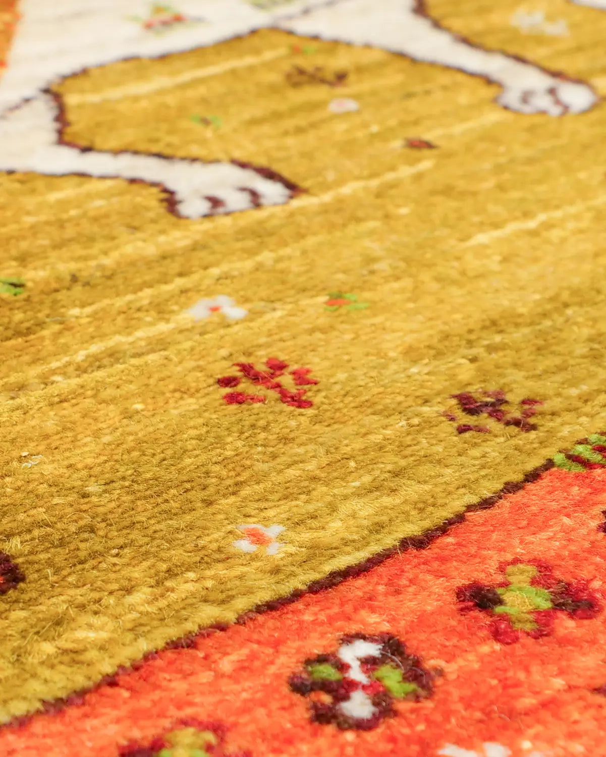 シーラーズ産ギャッベ、ライオン文様と糸杉が織り込まれた高密度ウールラグ