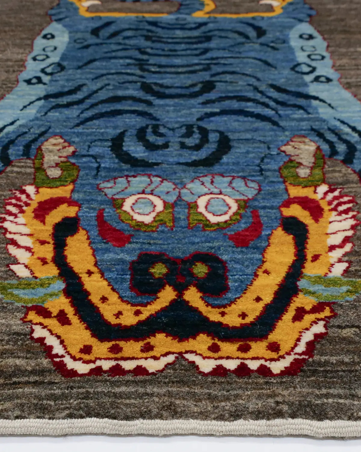 タイガーが描かれたペルシャ絨毯