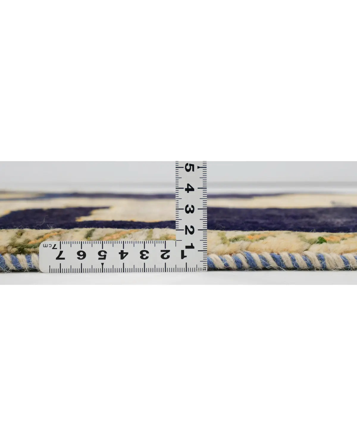 ペルシャギャッベ ネイビー ウール 小ぶりラグ 厚みがわかる写真