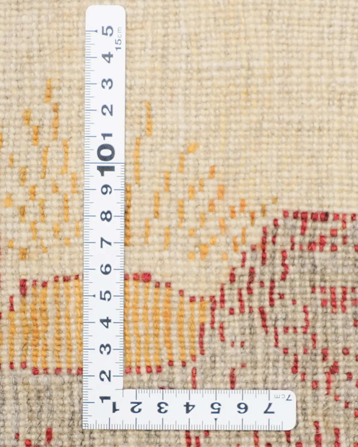 自然な羊毛色を基調にしたライオンラグ