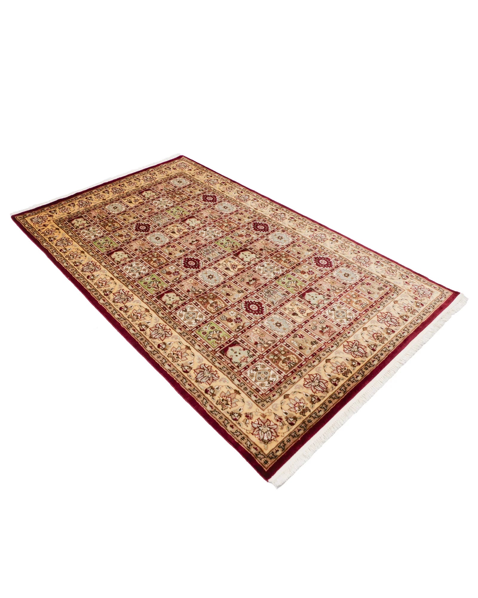 ラホール産の手織りパキスタン絨毯。サイズ約138×214cm、ソファー前に最適な大きさ。伝統的なヘシティ文様を織り込み、毛足が長めで柔らかなウールの質感が特徴。