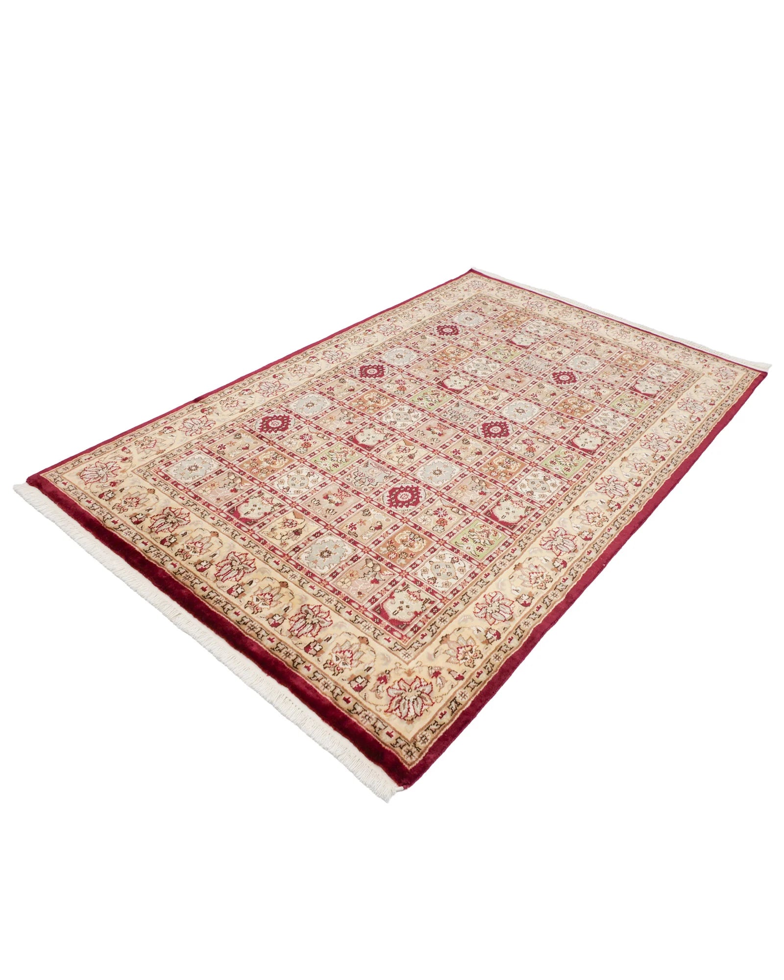 ラホール産の手織りパキスタン絨毯。サイズ約138×214cm、ソファー前に最適な大きさ。伝統的なヘシティ文様を織り込み、毛足が長めで柔らかなウールの質感が特徴。