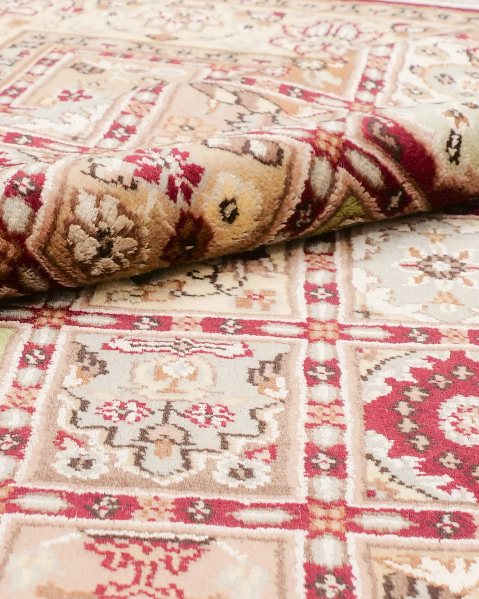 ラホール産の手織りパキスタン絨毯。サイズ約138×214cm、ソファー前に最適な大きさ。伝統的なヘシティ文様を織り込み、毛足が長めで柔らかなウールの質感が特徴。