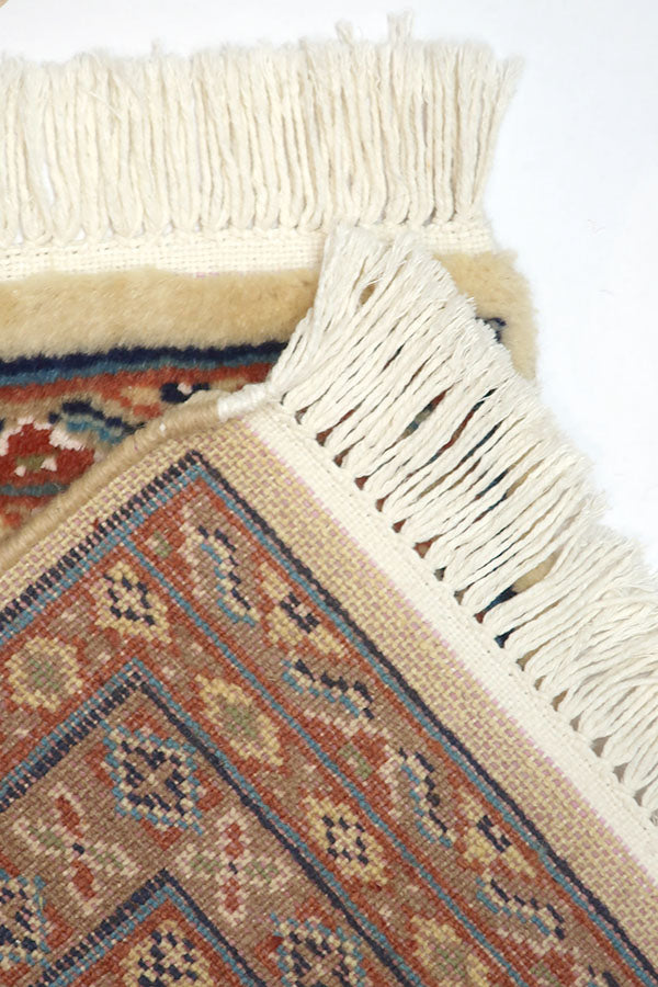 ベージュのパキスタン絨毯