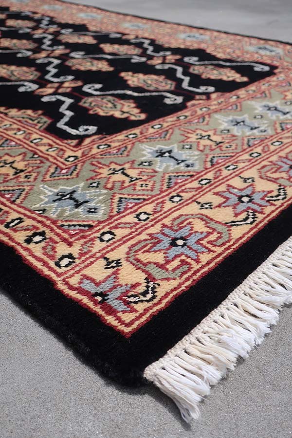 手織りのパキスタン絨毯廊下敷き黒色手織りのパキスタン絨毯廊下敷き黒色
