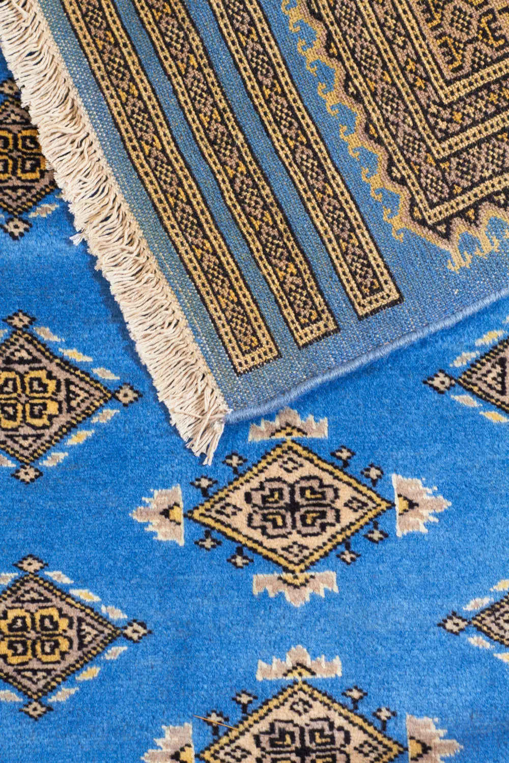 水色のパキスタン絨毯