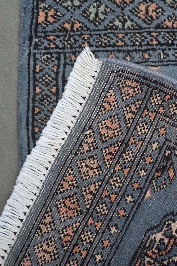 ブルーのパキスタン絨毯