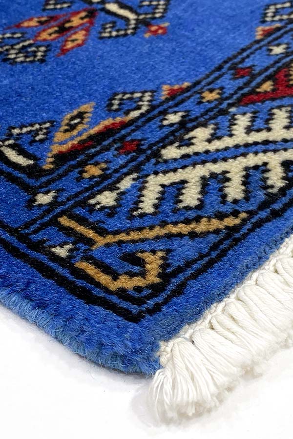 青色の座布団サイズの絨毯のフサ