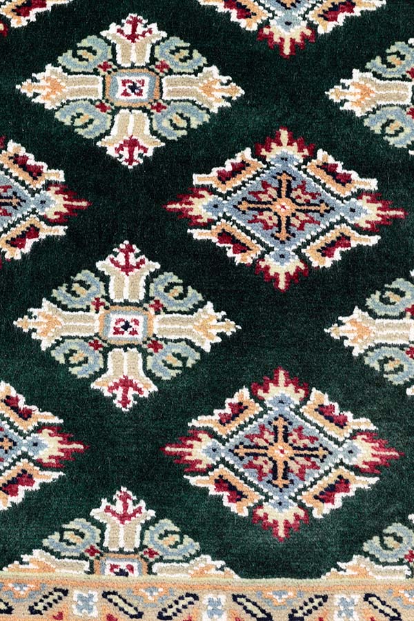 深緑色のパキスタン絨毯