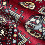 幾何学模様の赤色のパキスタン絨毯