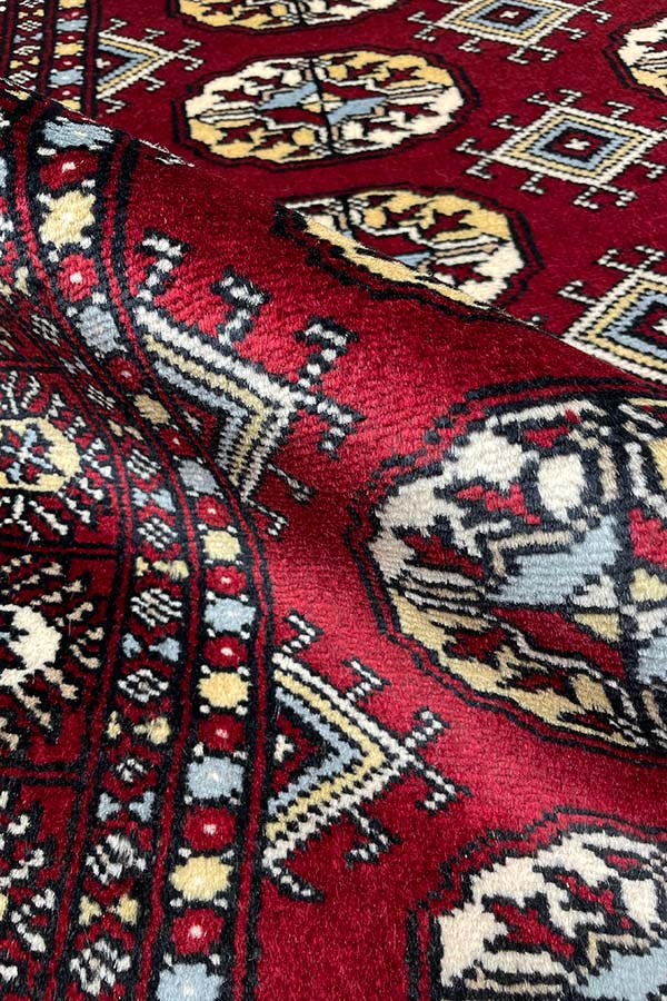 幾何学模様の赤色のパキスタン絨毯