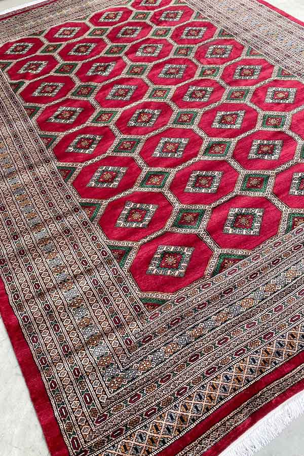 赤のパキスタン絨毯。ペルシャ絨毯技法