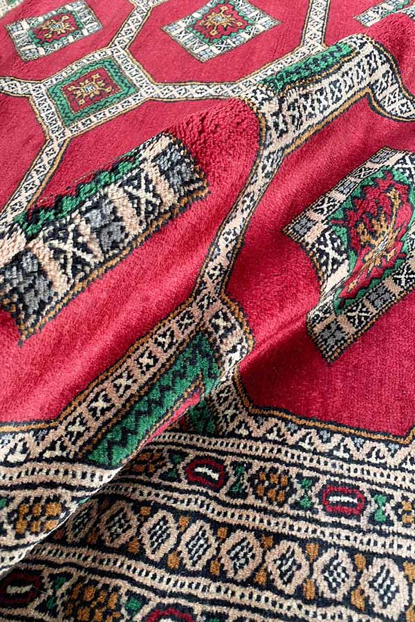 赤のパキスタン絨毯。ペルシャ絨毯技法