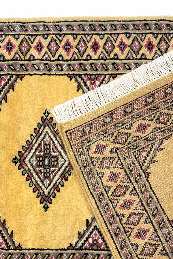 黄色のパキスタン絨毯