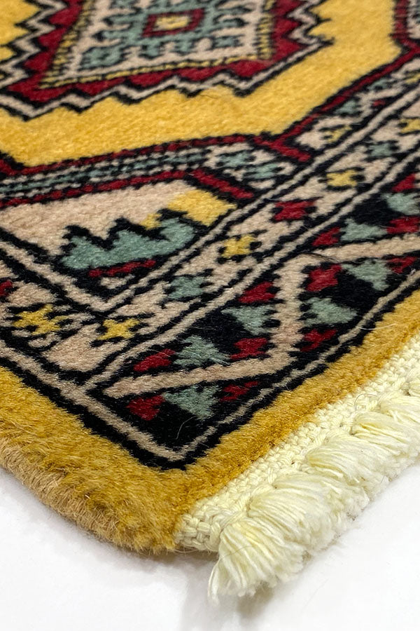 黄色のパキスタン絨毯のフリンジ