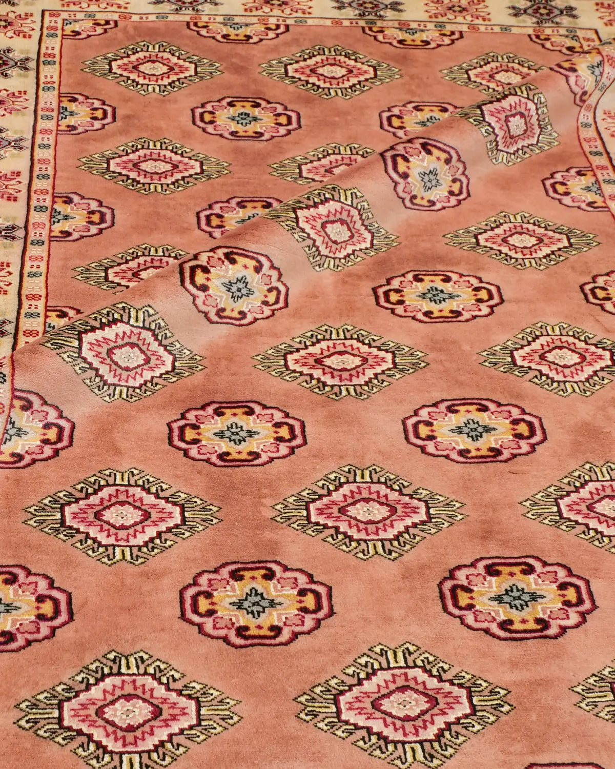 ウール手織りパキスタン絨毯 落ち着いた色合い