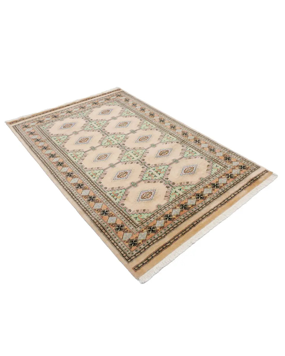 ベージュと淡いグリーンを基調とした幾何学模様が特徴のラホール産パキスタン絨毯