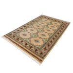 ベージュと淡いグリーンを基調とした幾何学模様が特徴のラホール産パキスタン絨毯