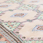 ベージュと淡いグリーンを基調とした幾何学模様が特徴のラホール産パキスタン絨毯