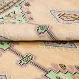 ベージュと淡いグリーンを基調とした幾何学模様が特徴のラホール産パキスタン絨毯