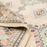 ベージュと淡いグリーンを基調とした幾何学模様が特徴のラホール産パキスタン絨毯