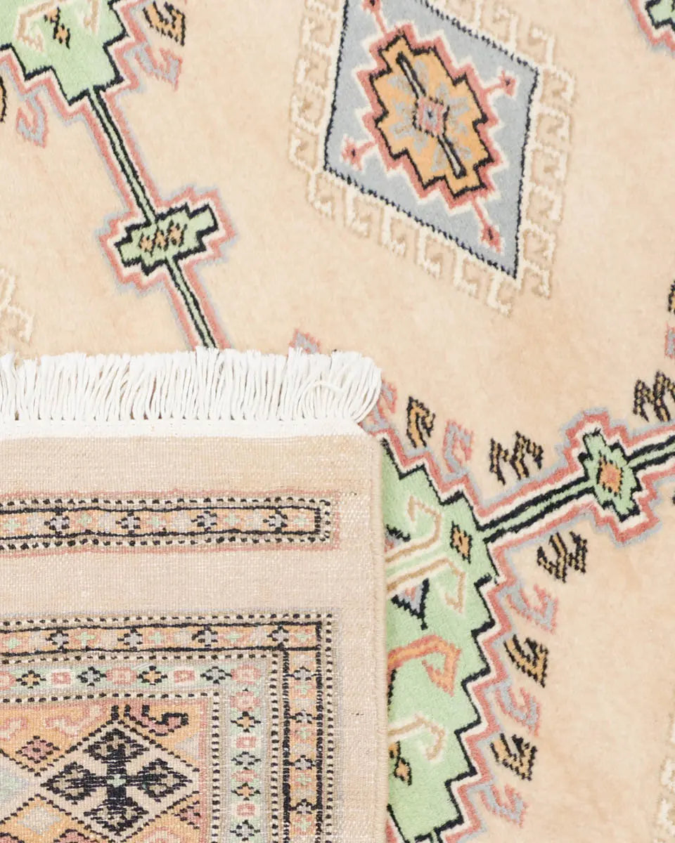 ベージュと淡いグリーンを基調とした幾何学模様が特徴のラホール産パキスタン絨毯