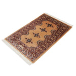 パキスタン絨毯 ベージュ 玄関マット ウール手織りラグ 約91×62cm 斜めから見た全体