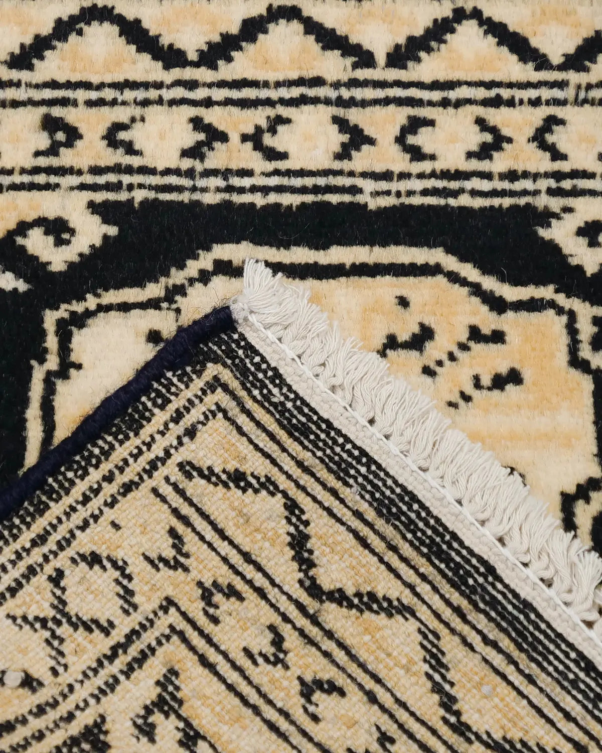 伝統的ボハラ柄が3段に並ぶ パキスタンウール絨毯