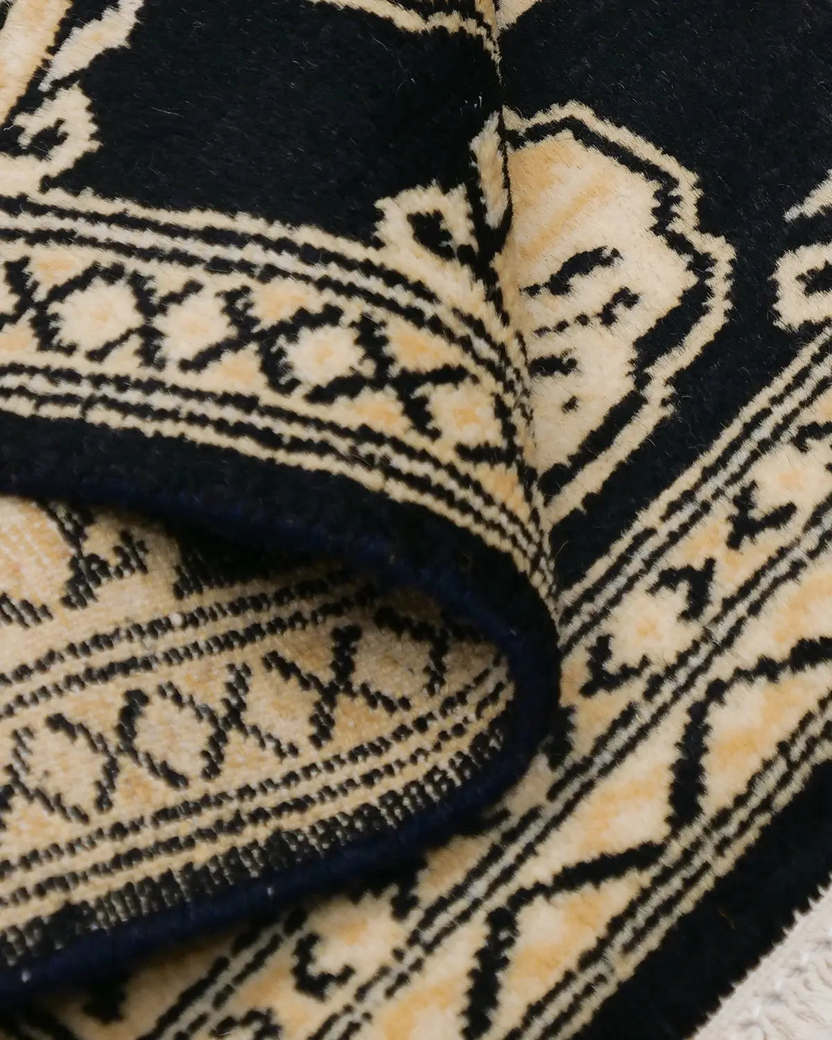 ラホール工房で織られた パキスタン絨毯 小型サイズ