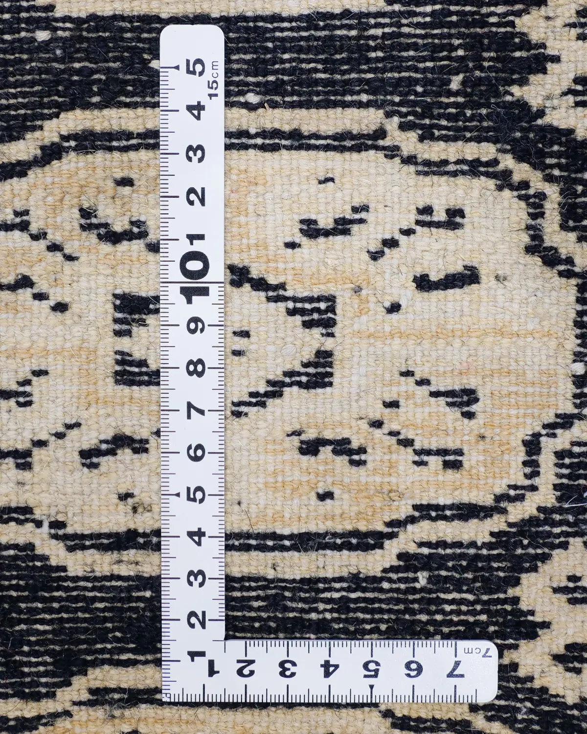 パキスタン絨毯の織り密度がわかる写真