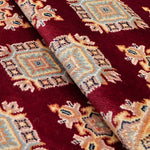 リビングに映える赤地幾何学模様 パキスタン絨毯 ラホール