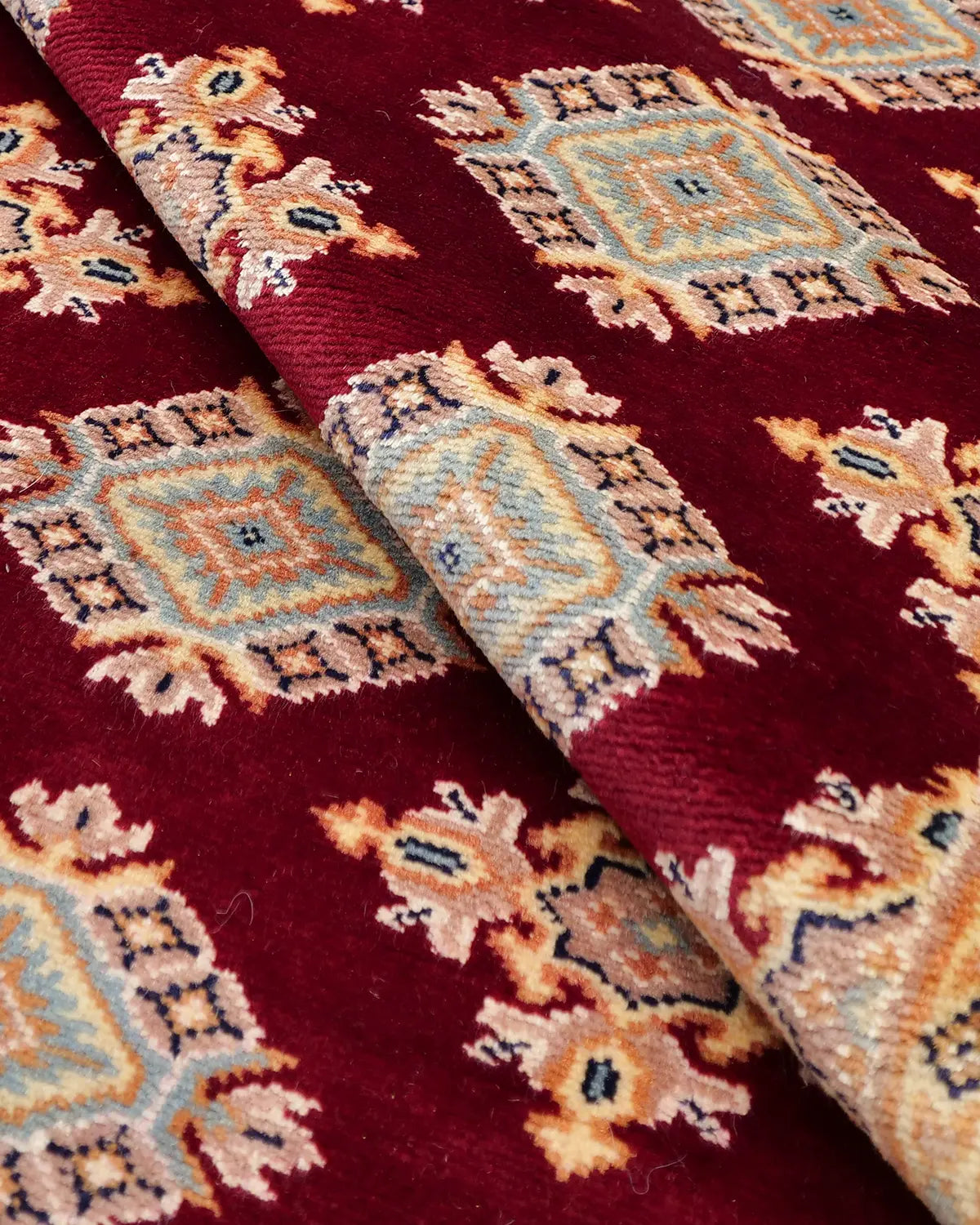 リビングに映える赤地幾何学模様 パキスタン絨毯 ラホール