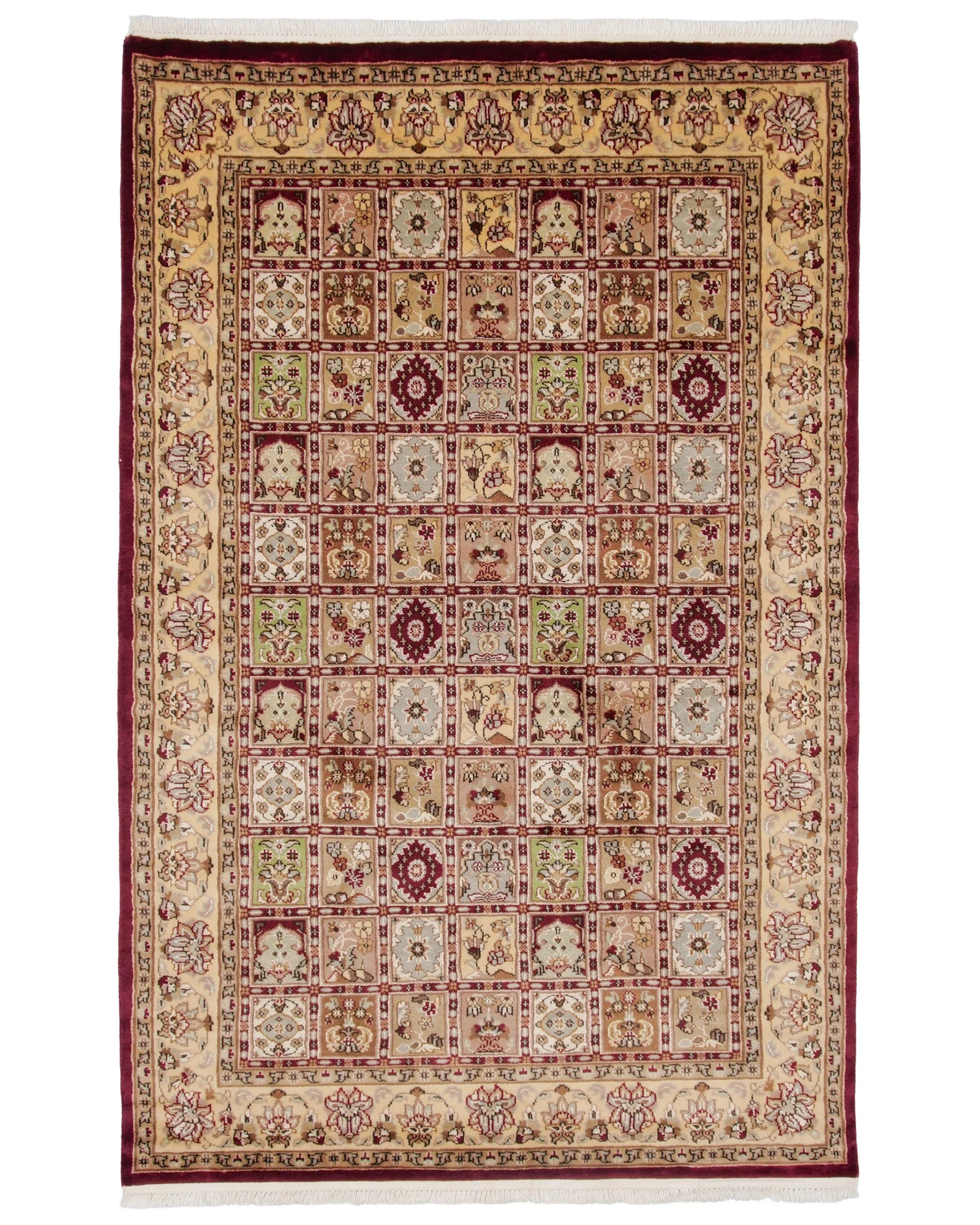 ラホール産の手織りパキスタン絨毯。サイズ約138×214cm、ソファー前に最適な大きさ。伝統的なヘシティ文様を織り込み、毛足が長めで柔らかなウールの質感が特徴。