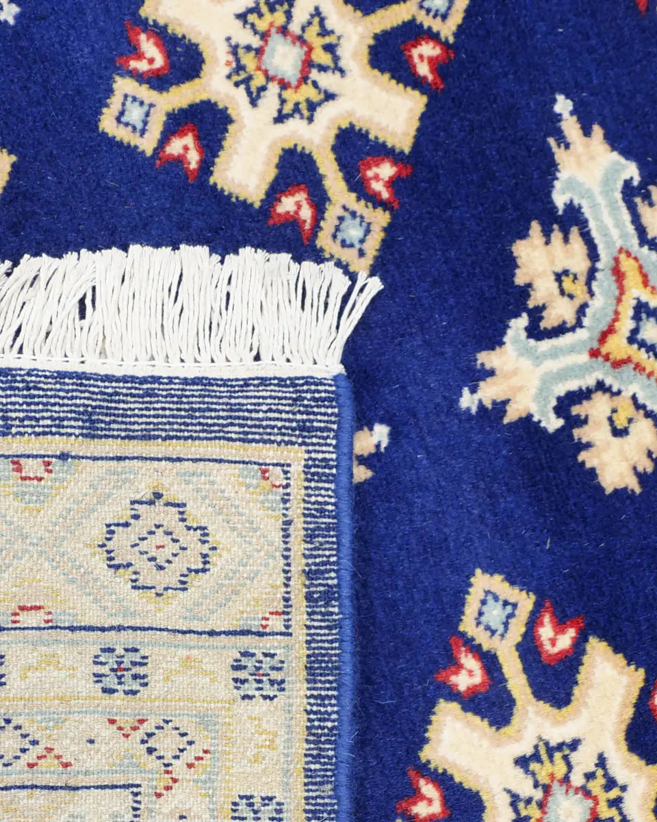 ネイビー地に二種類のひし形模様が規則的に並んだラホール産手織りパキスタン絨毯