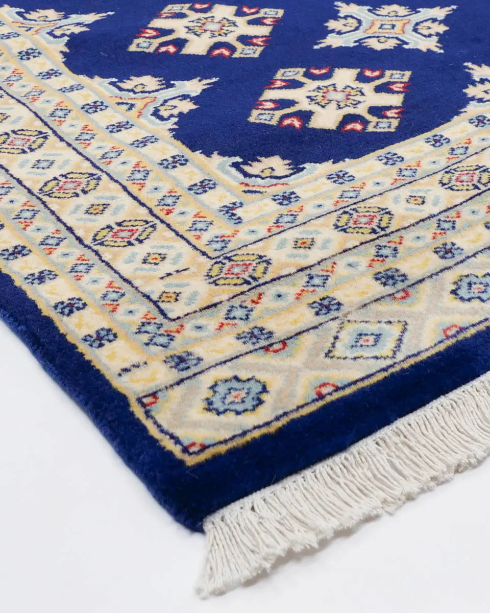 ネイビー地に二種類のひし形模様が規則的に並んだラホール産手織りパキスタン絨毯